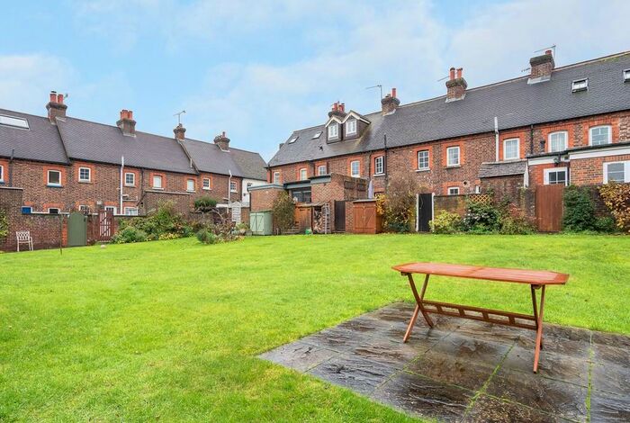 3 Bedroom End Of Terrace House To Rent In Centre Of Dorking - Close To Shops, Local Park And Train Stations, RH4