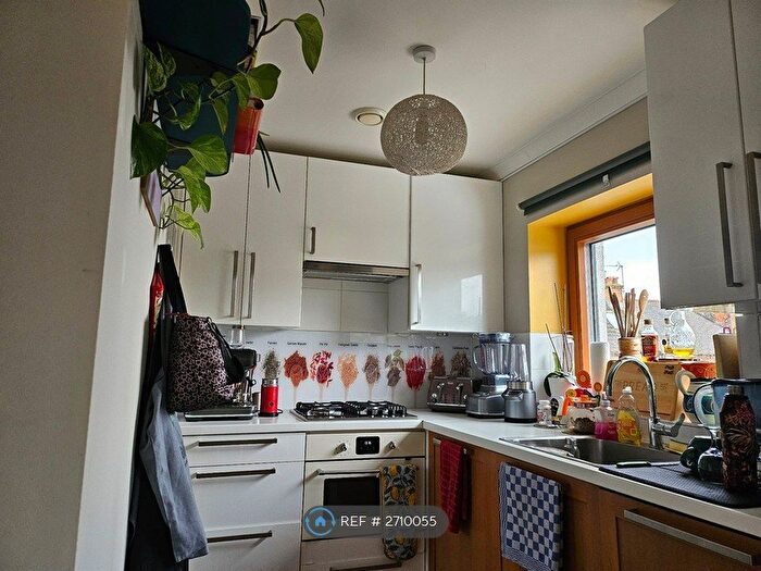 2 Bedroom Flat To Rent In Chestnut Grove, London, W5