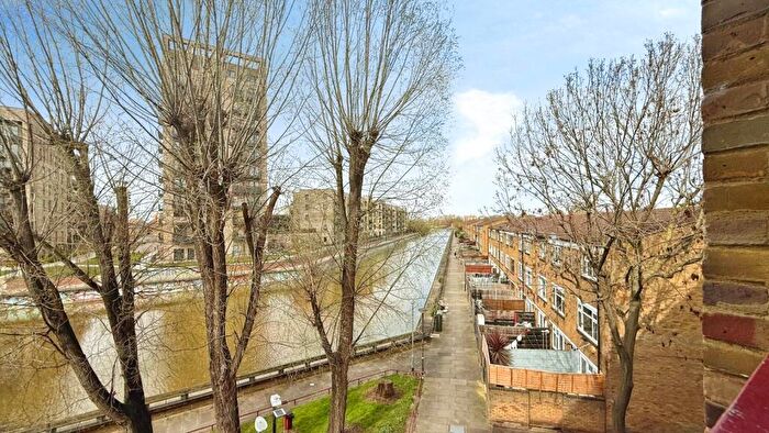 2 Bedroom Flat To Rent In Whinchat Road, London, SE28