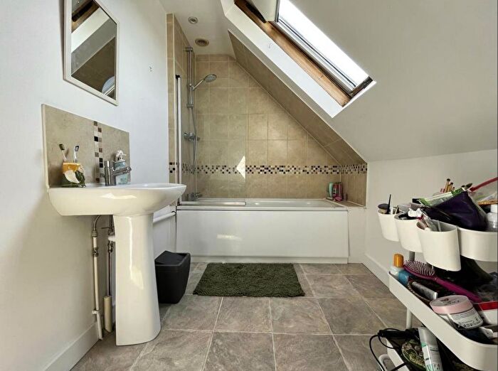 1 Bedroom Flat To Rent In The Triangle, Kingston Upon Thames, KT1