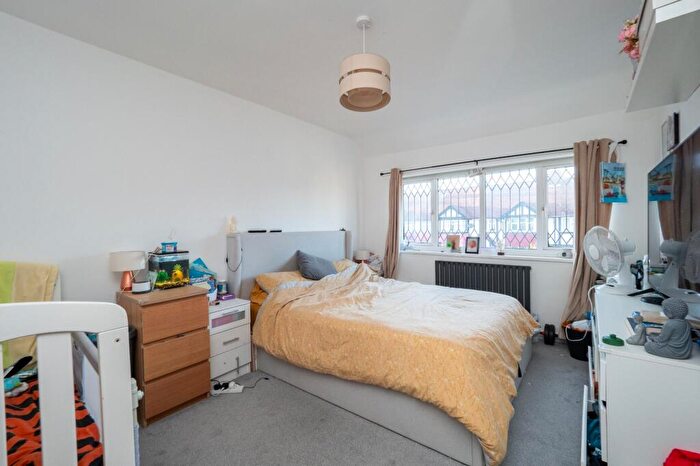 3 Bedroom End Of Terrace House For Sale In Chestnut Close, Carshalton, SM5