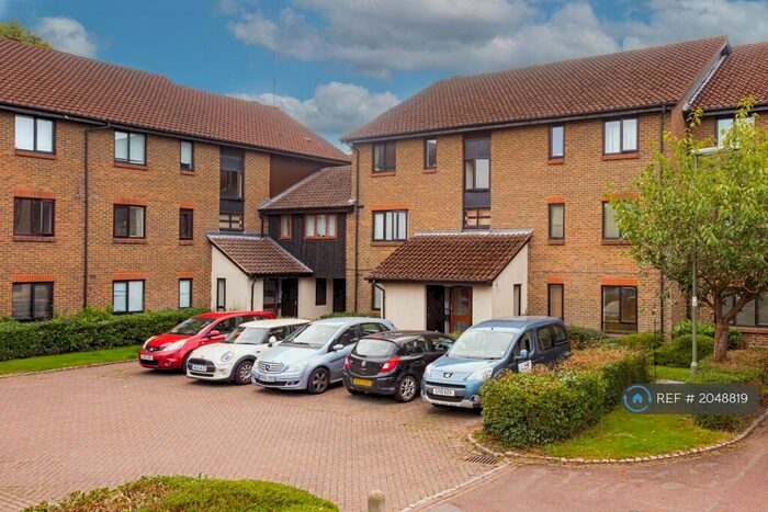 Studio To Rent In Langshott, Horley, RH6