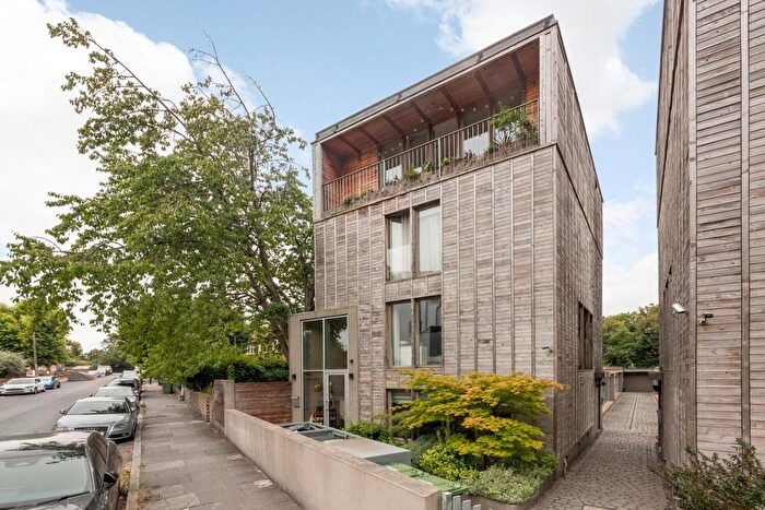2 Bedroom Maisonette For Sale In Geoffrey Road, Brockley, London, SE4