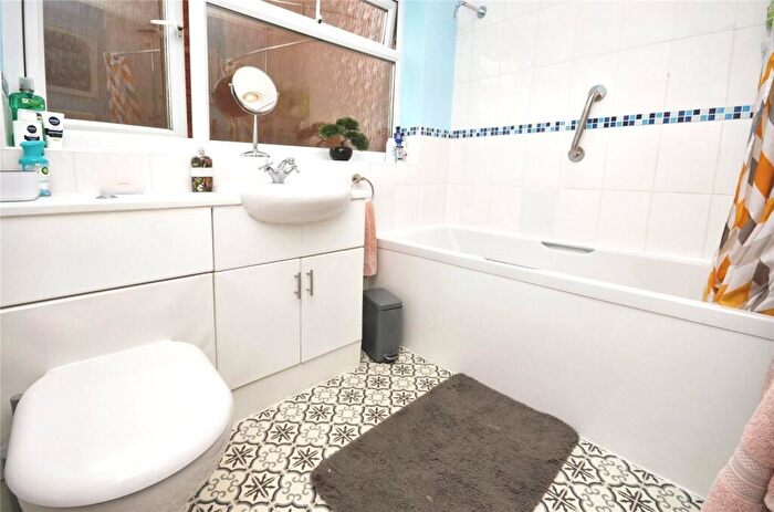 3 Bedroom End Of Terrace House For Sale In Elmhurst Road, Aylesbury, Buckinghamshire, HP20