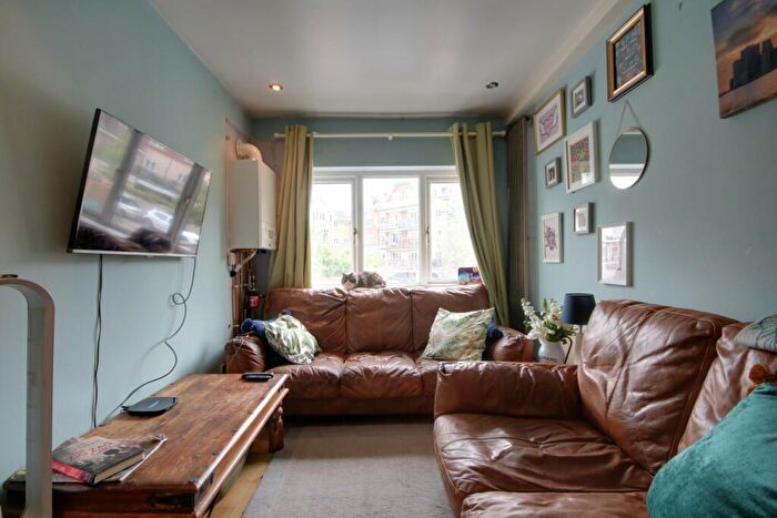 2 Bedroom Flat For Sale In Old Woking Road, West Byfleet, Surrey, KT14