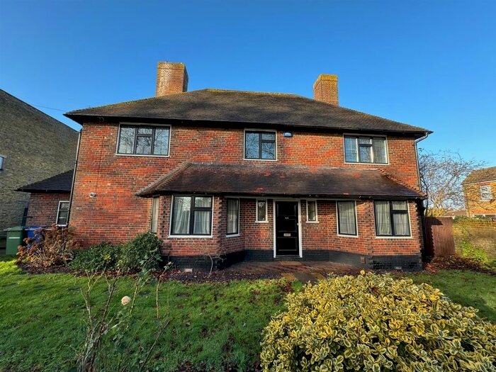 5 Bedroom Detached House To Rent In Albany Road, Sittingbourne, ME10