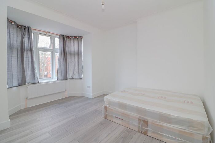 Studio To Rent In Thrale Road, London, SW16
