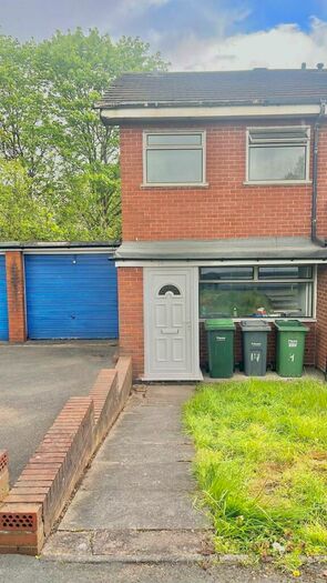 2 Bedroom House To Rent In Roslyn Close, Smethwick, B66