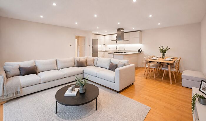 2 Bedroom Flat For Sale In Royal Drive, Princess Park Manor Royal Drive, N11
