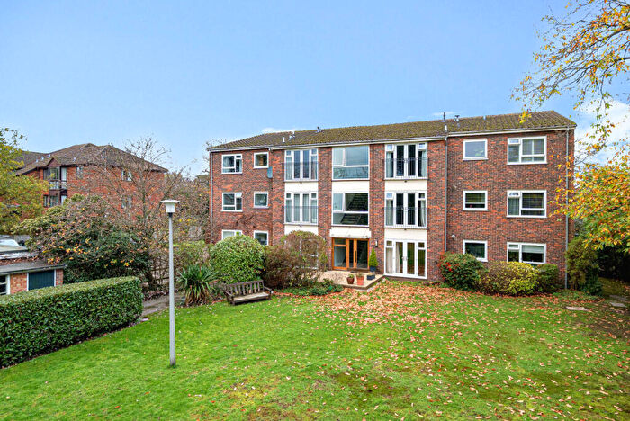 2 Bedroom Flat For Sale In Oatlands Drive, Weybridge, KT13