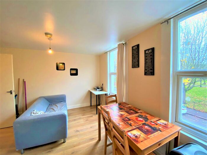 3 Bedroom Flat To Rent In Cobourg Road, London, SE5
