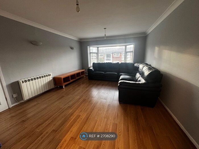 2 Bedroom Flat To Rent In Whitehall Road, Manchester, M33