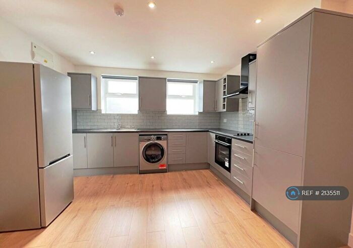 3 Bedroom Flat To Rent In Markhouse Road, London, E17