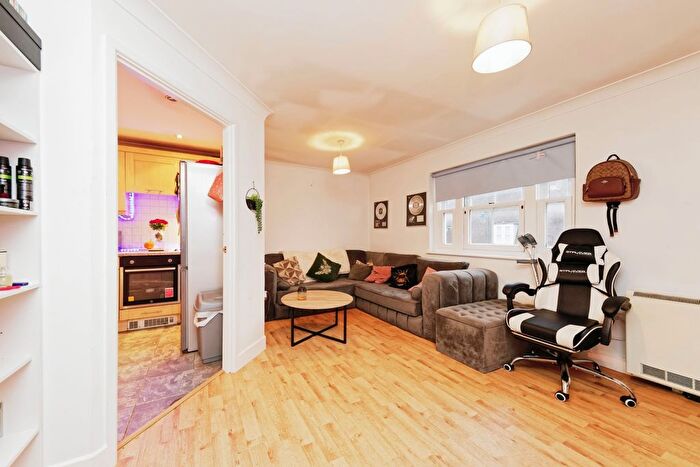 2 Bedroom Flat For Sale In Station Road West, Canterbury, Kent, CT2