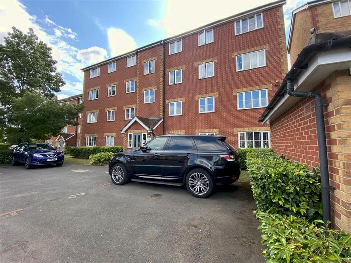 2 Bedroom Flat To Rent In Village Close, Hoddesdon, EN11