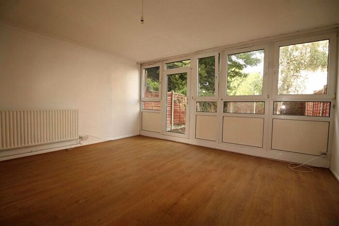3 Bedroom Flat To Rent In Giraud Street, Poplar, London, E14