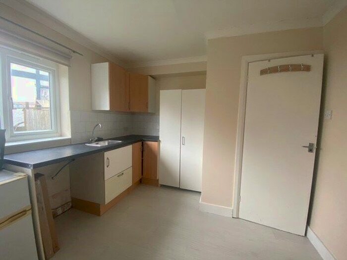 Studio To Rent In Park Road, London, NW4