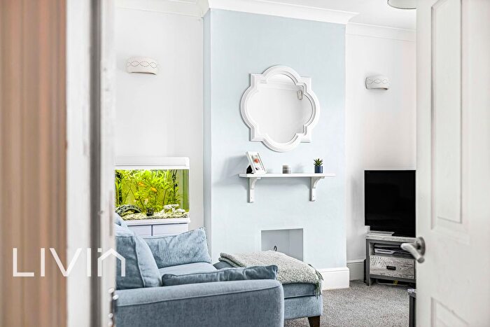 2 Bedroom End Of Terrace House For Sale In Ravenswood Road, Croydon, Surrey, CR0