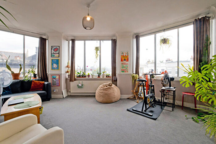2 Bedroom Flat For Sale In - Holloway Road, N19