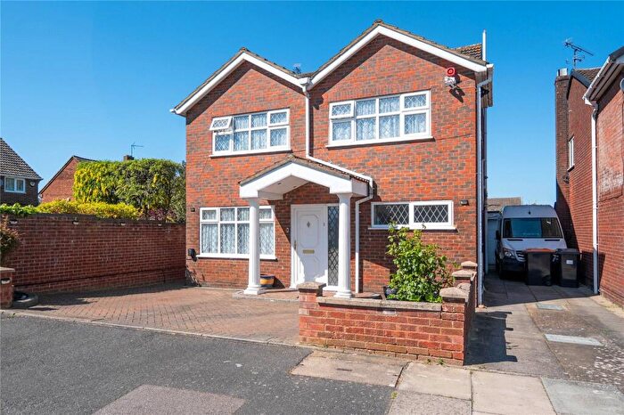 5 Bedroom Detached House For Sale In St Christophers Close, Dunstable, Bedfordshire, LU5