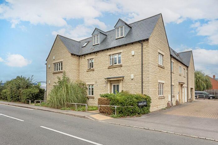 2 Bedroom Flat For Sale In Shipton Road, Woodstock, OX20