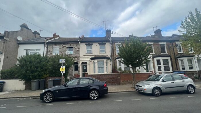 Studio To Rent In Buckingham Road, Harlesden, NW10