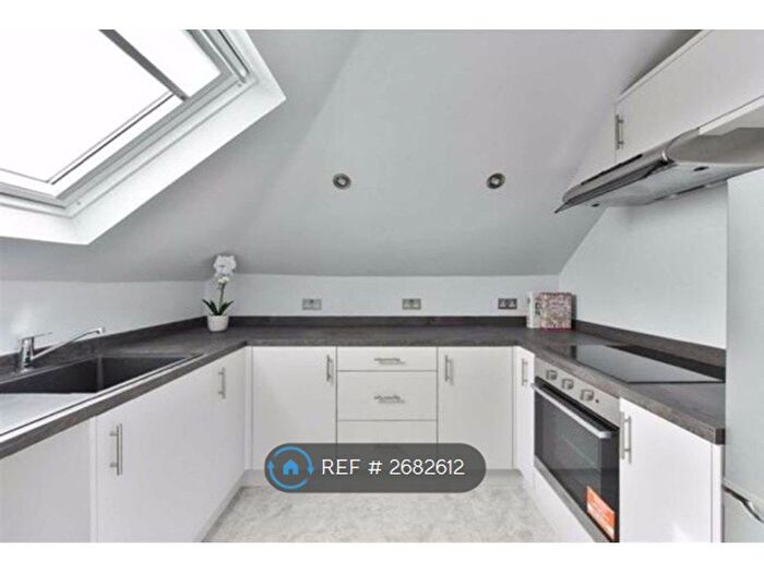 1 Bedroom Flat To Rent In Invermene House, Epsom, KT17