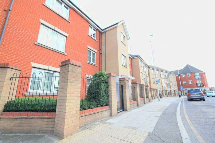 2 Bedroom Apartment To Rent In Oakside Court, Fencepiece Road, IG6