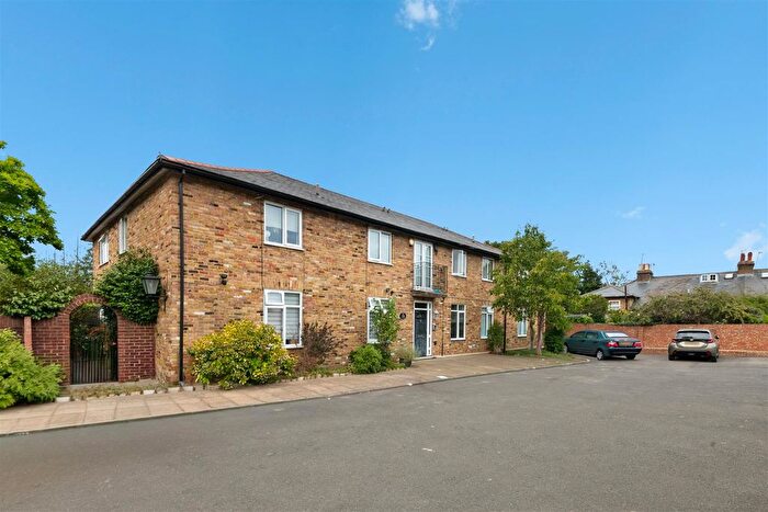 2 Bedroom Flat For Sale In Vine Cottage, Tentelow Lane, Norwood Green, UB2