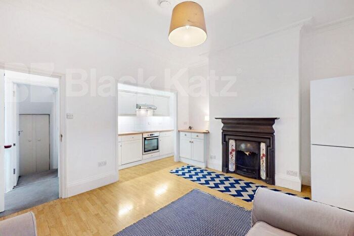 4 Bedroom Flat To Rent In Baptist Gardens, Kentish Town, NW5