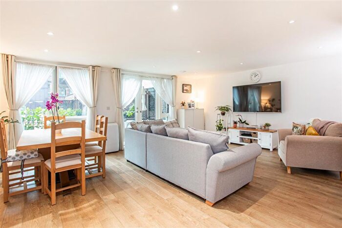 3 Bedroom Flat For Sale In Highland Street, Stratford, E15