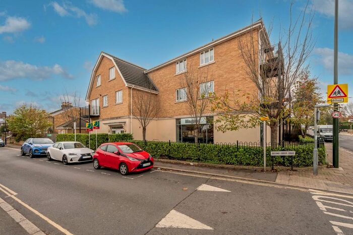 2 Bedroom Flat To Rent In Second Cross Road, Twickenham, TW2