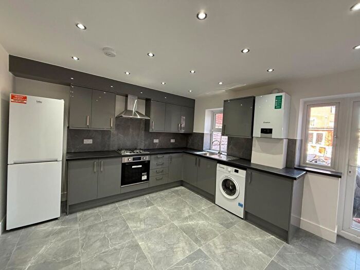 5 Bedroom End Of Terrace House To Rent In High Road, Romford, RM6