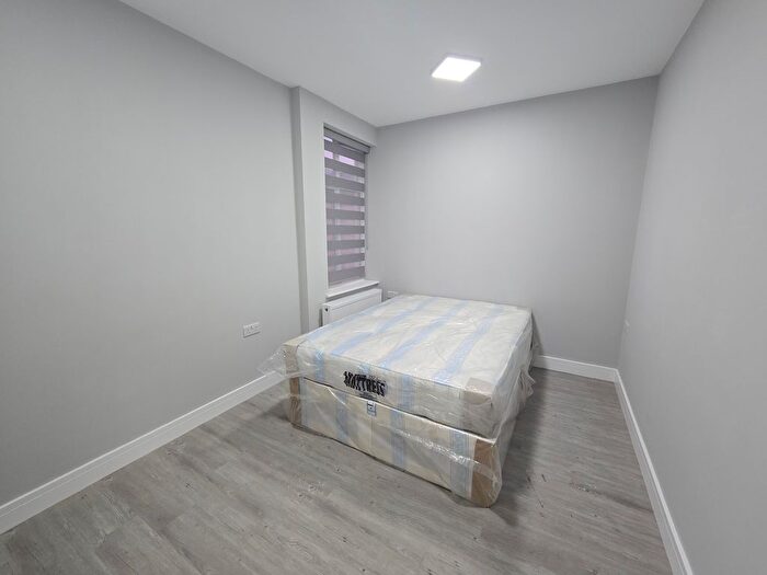 3 Bedroom Flat To Rent In Durnsford Road, Southfields, South West London, SW19