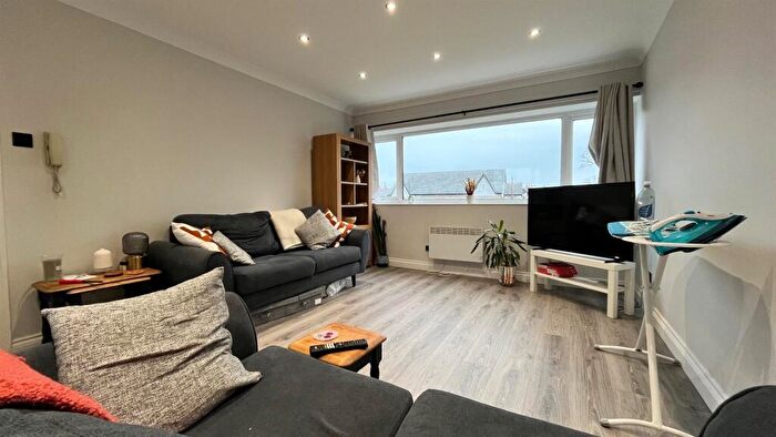 2 Bedroom Apartment To Rent In Park View Court, Roundhay, Leeds, LS8