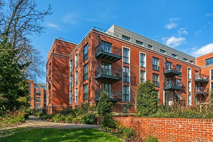 2 Bedroom Flat For Sale In Fellowes Rise, Winchester, SO22