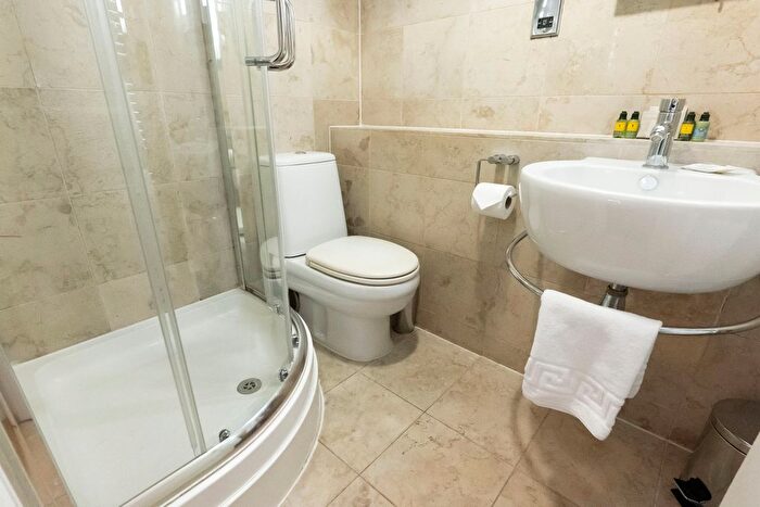 3 Bedroom Flat To Rent In Prince Of Wales Terrace, Kensington, London, W8