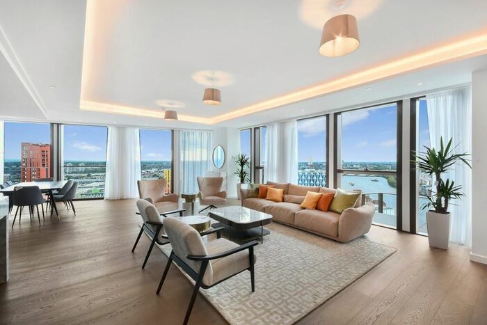 3 Bedroom Flat To Rent In Carnation Way, London, SW8