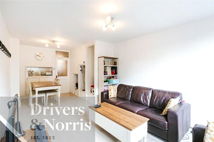 2 Bedroom Apartment To Rent In Willow Court, Eden Grove, Islington, London, N7