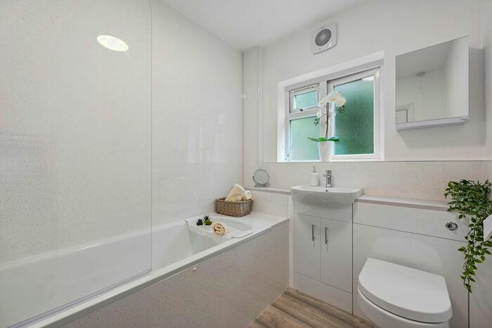 2 Bedroom Flat To Rent In Rosebank Gardens, London, W3