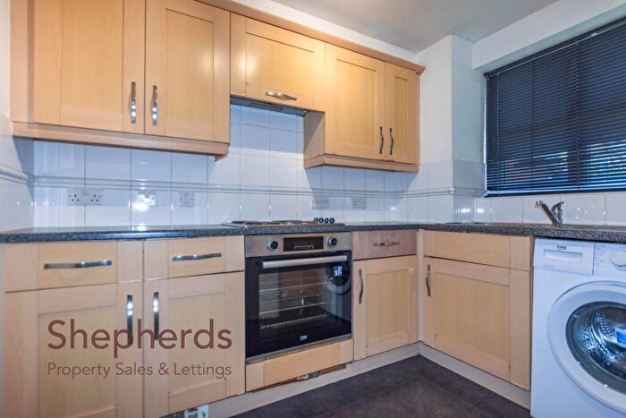2 Bedroom Flat To Rent In Plomer Avenue, Hoddesdon, EN11