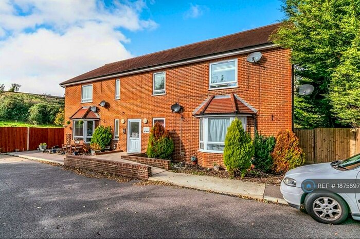 2 Bedroom Flat To Rent In Lawrence House, Redhill, RH1