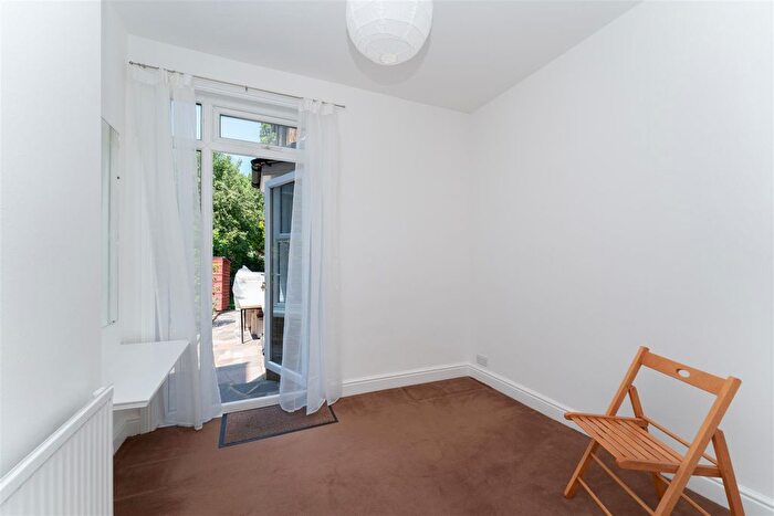 1 Bedroom Flat For Sale In Oaklands Road, London, W7