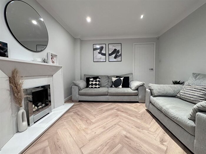 3 Bedroom Semi-Detached House For Sale In Quarry Bank Close, Cudworth, Barnsley, S72