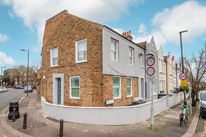 4 Bedroom Flat To Rent In Haydon Park Road, Wimbledon, London, SW19