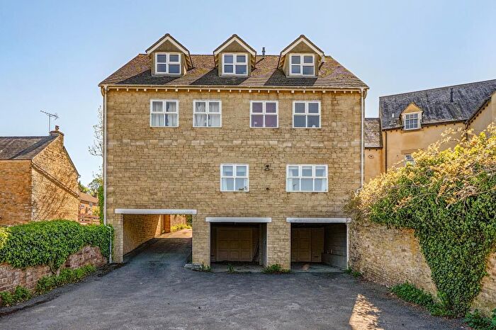2 Bedroom Flat For Sale In Edward Stone House, Chipping Norton, OX7