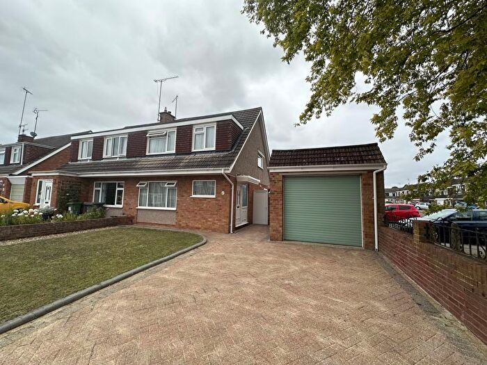 3 Bedroom Semi-Detached House For Sale In Turnpike Drive, Luton, LU3