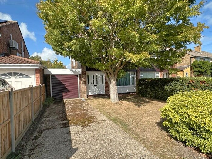 3 Bedroom Semi-Detached House For Sale In Heatherstone Avenue, Dibden Purlieu, SO45