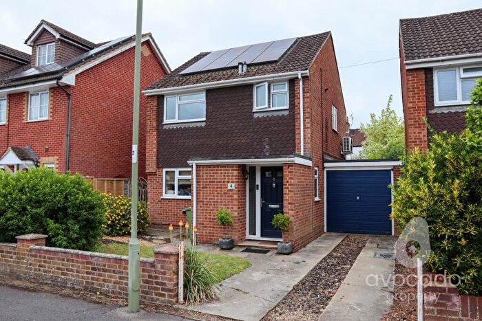 3 Bedroom Link Detached House For Sale In Windsor Road, Farnborough, Hampshire, GU14