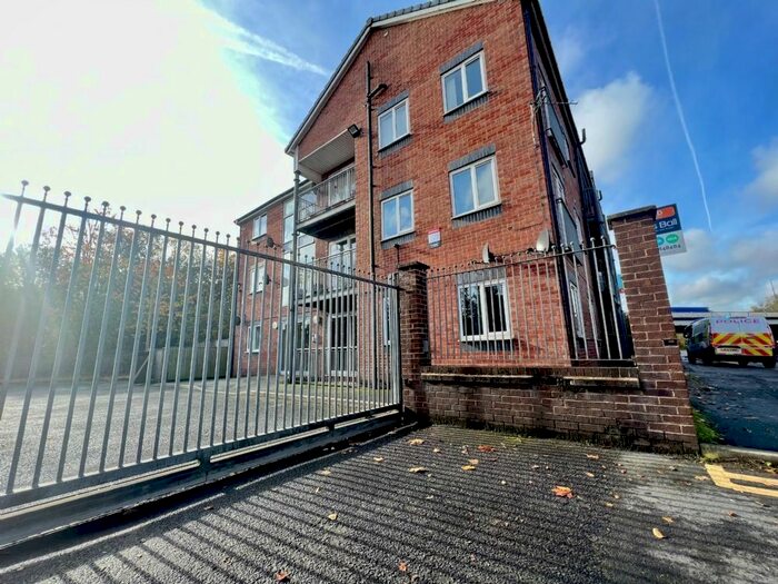 Houses for sale & to rent in BL3 2LS, Lynwood Avenue, Great Lever Bolton